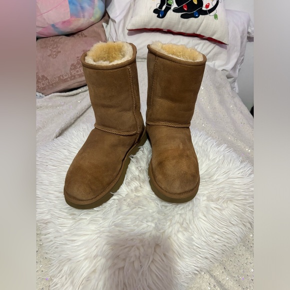 UGG Classic Short II - Picture 12 of 16